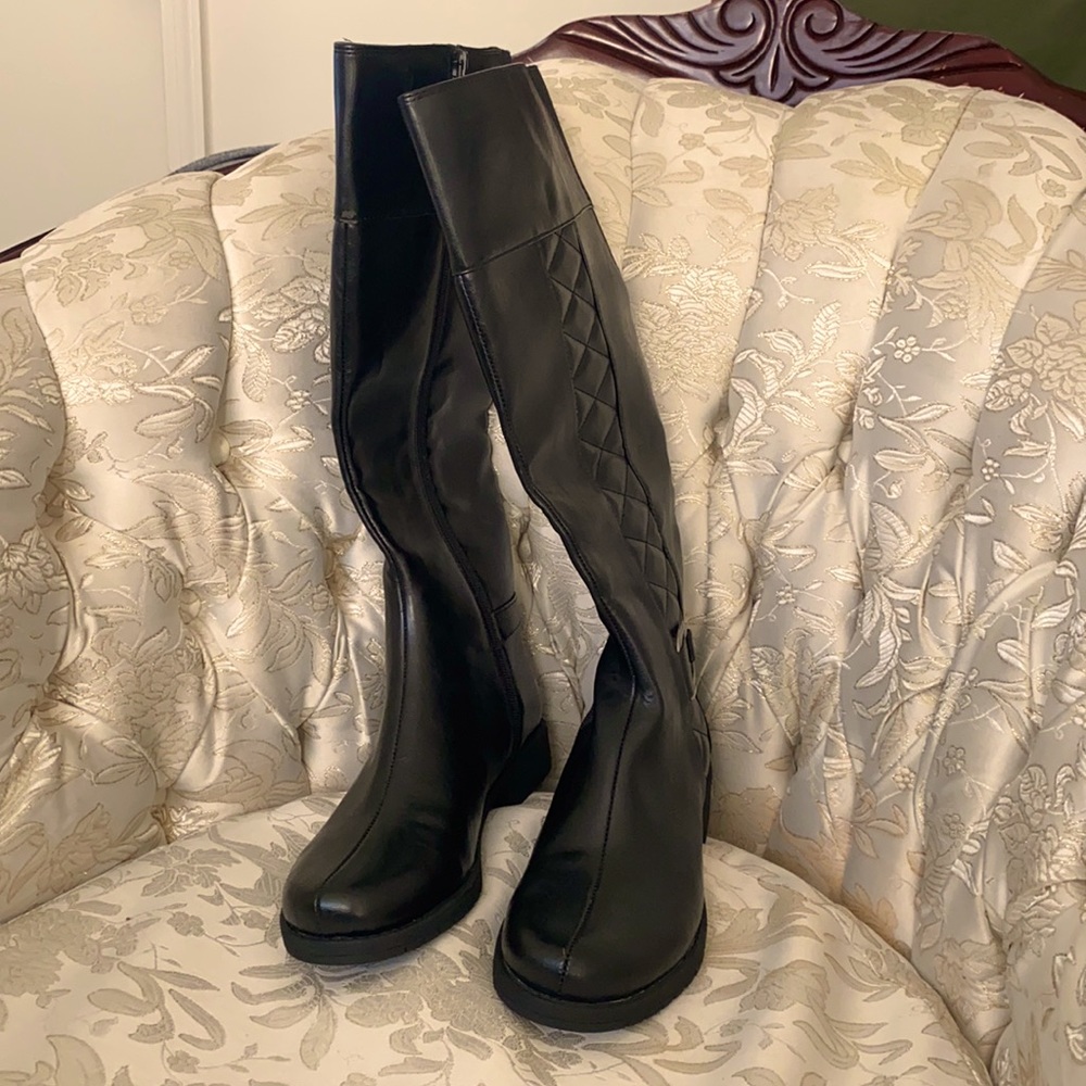 Ladies flat heeled boots